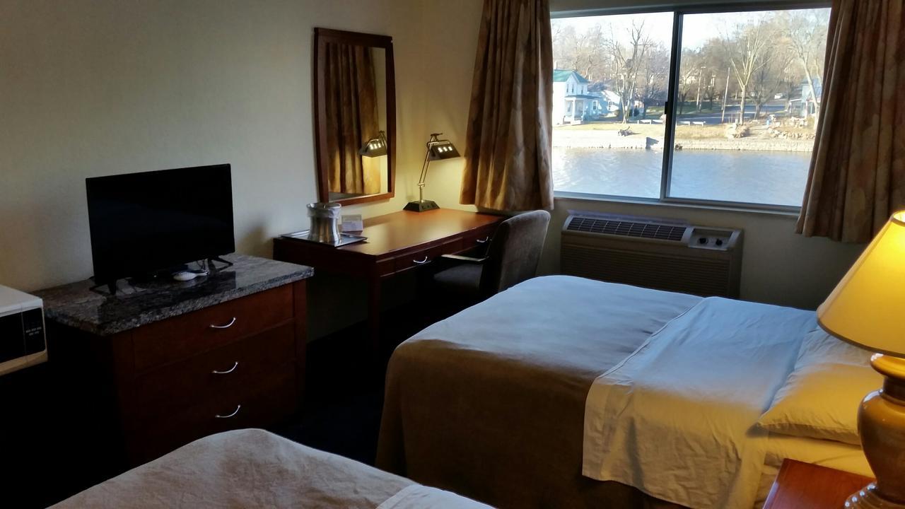 Riverwalk Inn & Suites Fort Atkinson Exterior foto