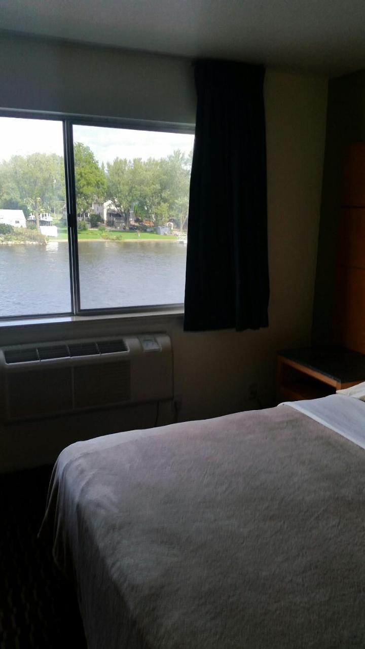 Riverwalk Inn & Suites Fort Atkinson Exterior foto